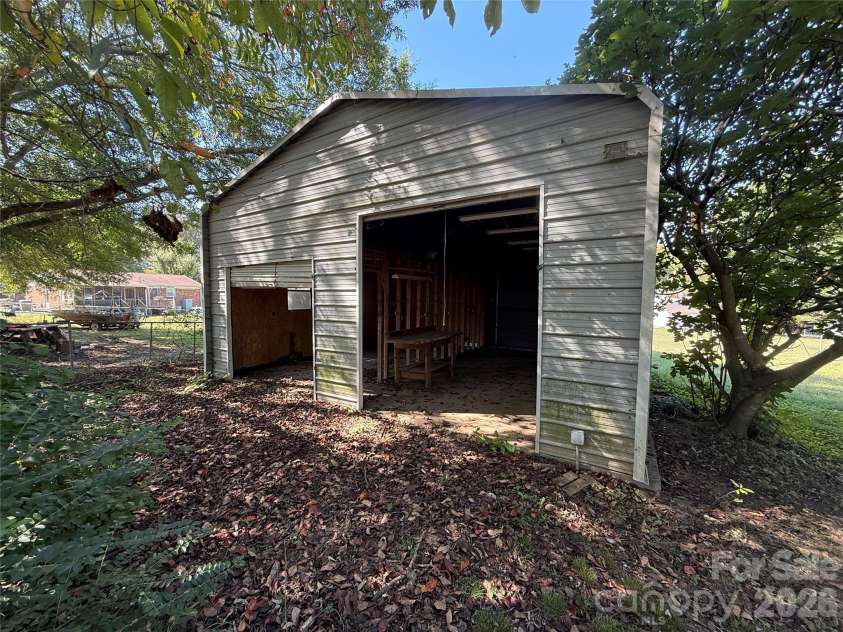 324 Briarwood Drive, Dallas, NC 28034.  MLS# CAR4430828, YatesRealty ID 54833. 