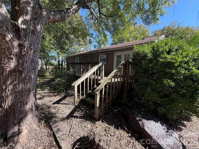 324 Briarwood Drive, Dallas, NC 28034.  MLS# CAR4430828, YatesRealty ID 54833. 