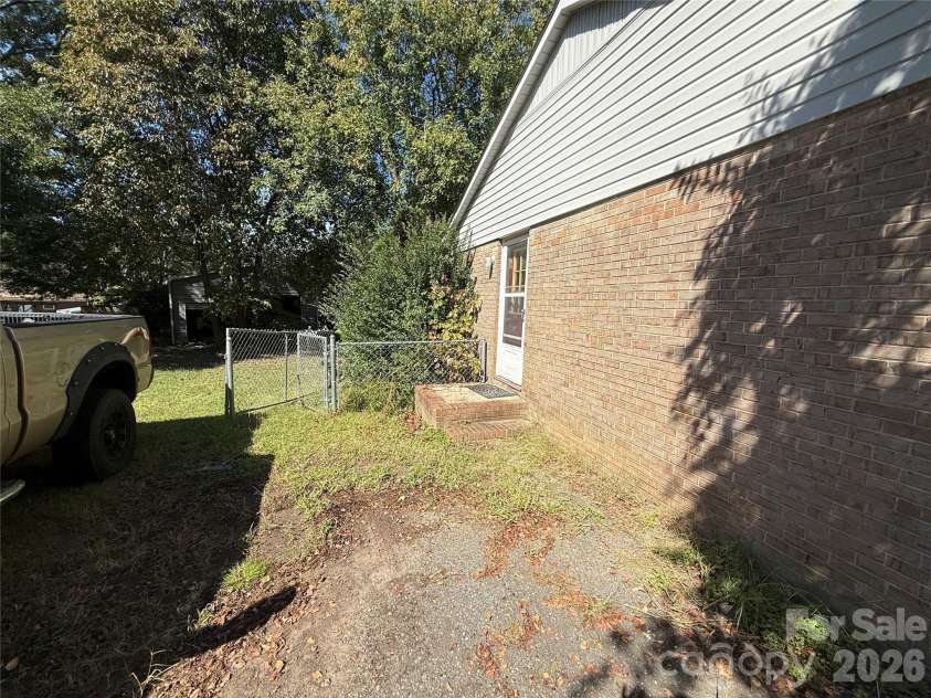 324 Briarwood Drive, Dallas, NC 28034.  MLS# CAR4430828, YatesRealty ID 54833. 