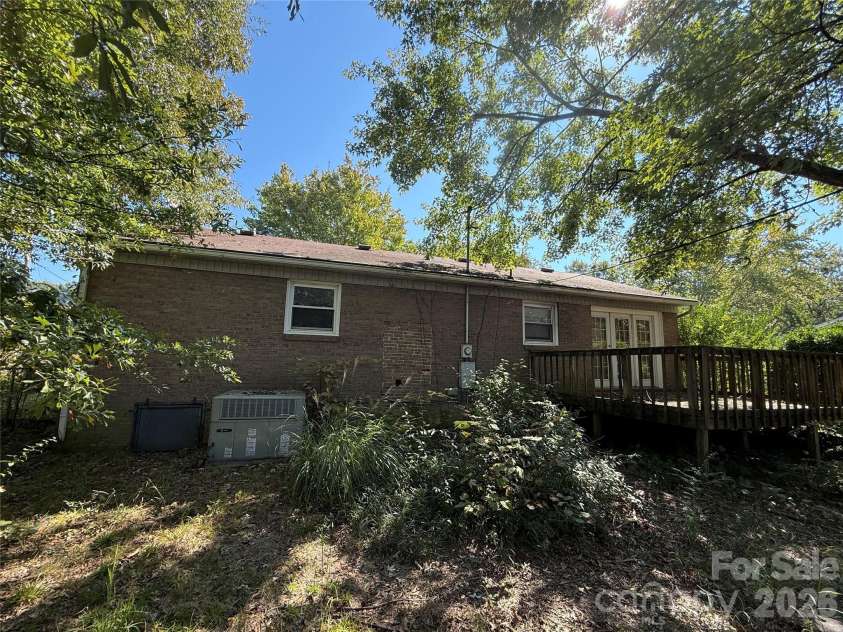 324 Briarwood Drive, Dallas, NC 28034.  MLS# CAR4430828, YatesRealty ID 54833. 