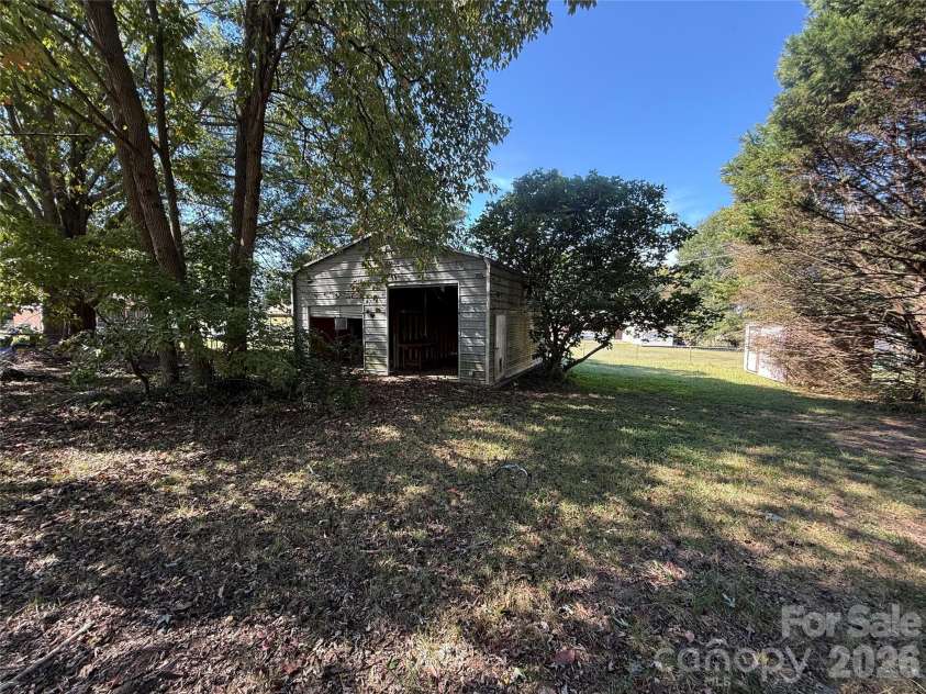 324 Briarwood Drive, Dallas, NC 28034.  MLS# CAR4430828, YatesRealty ID 54833. 