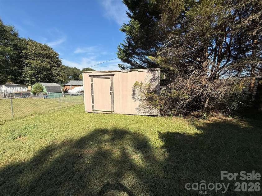 324 Briarwood Drive, Dallas, NC 28034.  MLS# CAR4430828, YatesRealty ID 54833. 