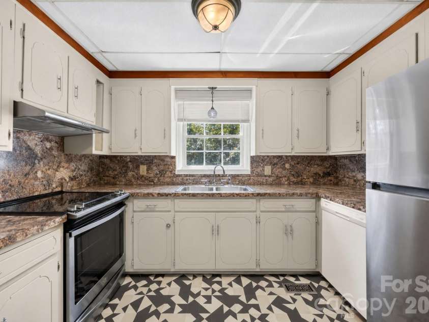 127 Kamala Road, Kershaw, SC 29067.  MLS# CAR4425627, YatesRealty ID 54835. Kitchen