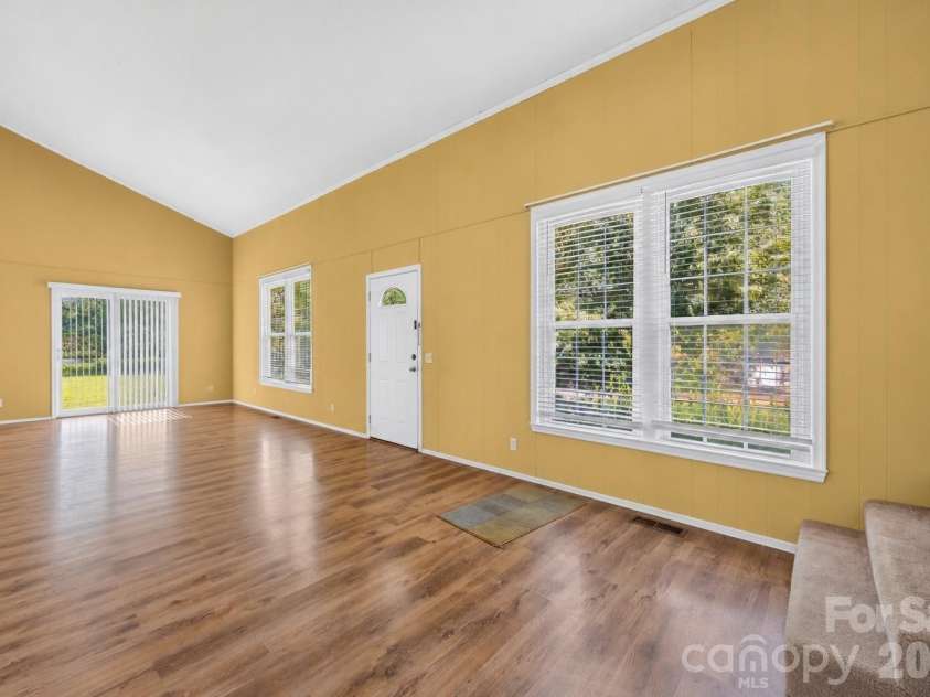 127 Kamala Road, Kershaw, SC 29067.  MLS# CAR4425627, YatesRealty ID 54835. Living/dinning area