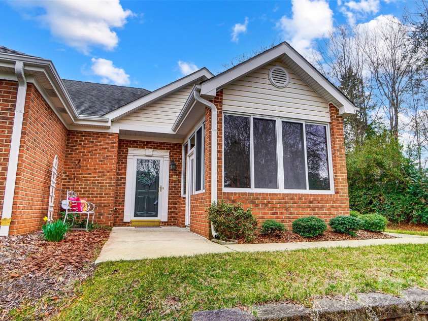 8405 Olde Troon Drive, Charlotte, NC 28277.  MLS# CAR4218471, YatesRealty ID 5484. 