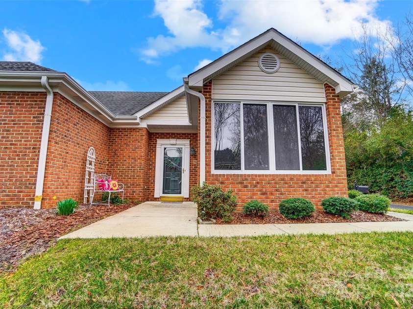 8405 Olde Troon Drive, Charlotte, NC 28277.  MLS# CAR4218471, YatesRealty ID 5484. 