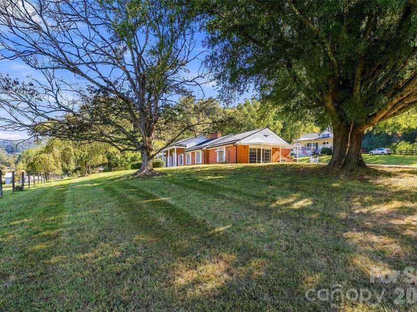 5810 Us 23 Highway, Mars Hill, NC 28754.  MLS# CAR4430509, YatesRealty ID 54840. 