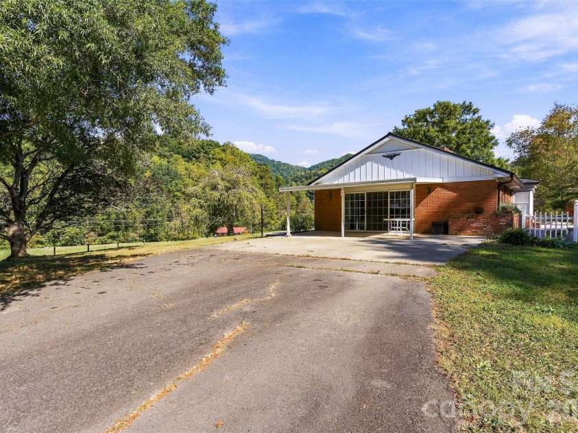5810 Us 23 Highway, Mars Hill, NC 28754.  MLS# CAR4430509, YatesRealty ID 54840. 