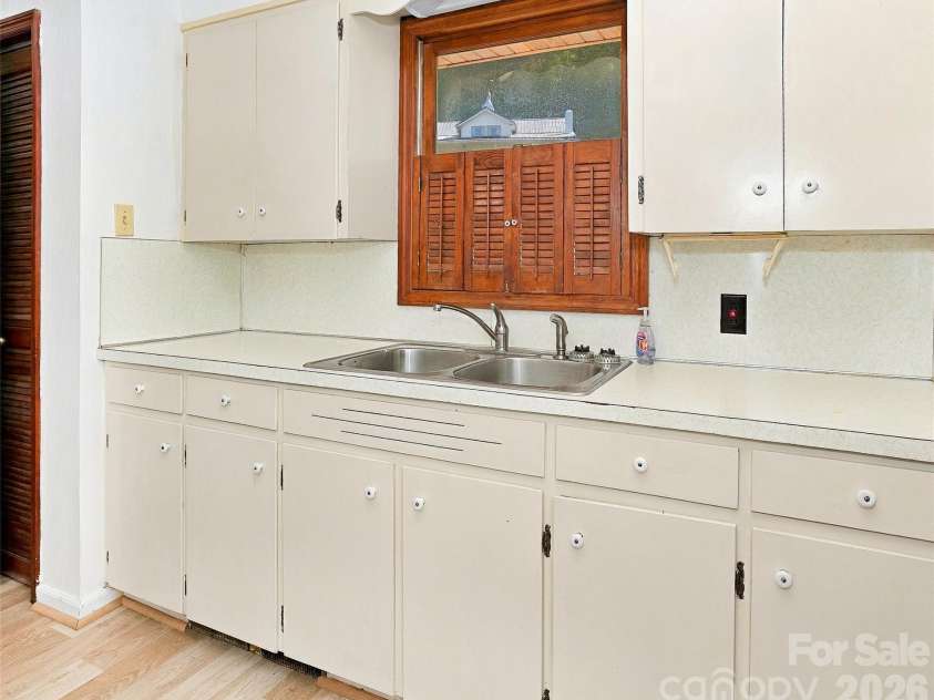 5810 Us 23 Highway, Mars Hill, NC 28754.  MLS# CAR4430509, YatesRealty ID 54840. 