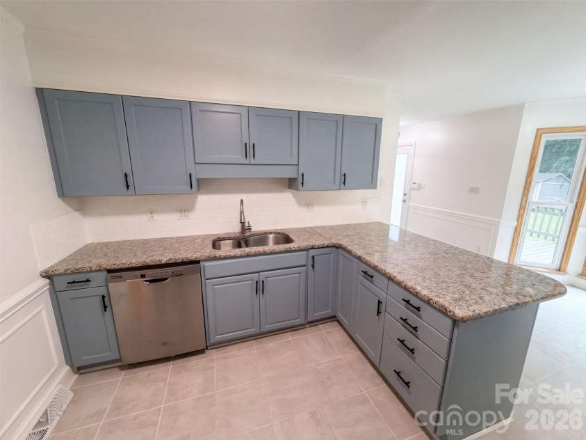 4412 Lazy Drive, Charlotte, NC 28215.  MLS# CAR4431553, YatesRealty ID 54847. 