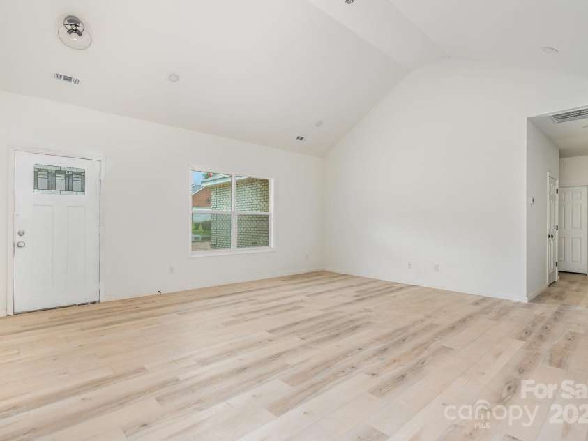 149 Ole Eastpointe Drive, York, SC 29745.  MLS# CAR4293537, YatesRealty ID 5485. Livingroom