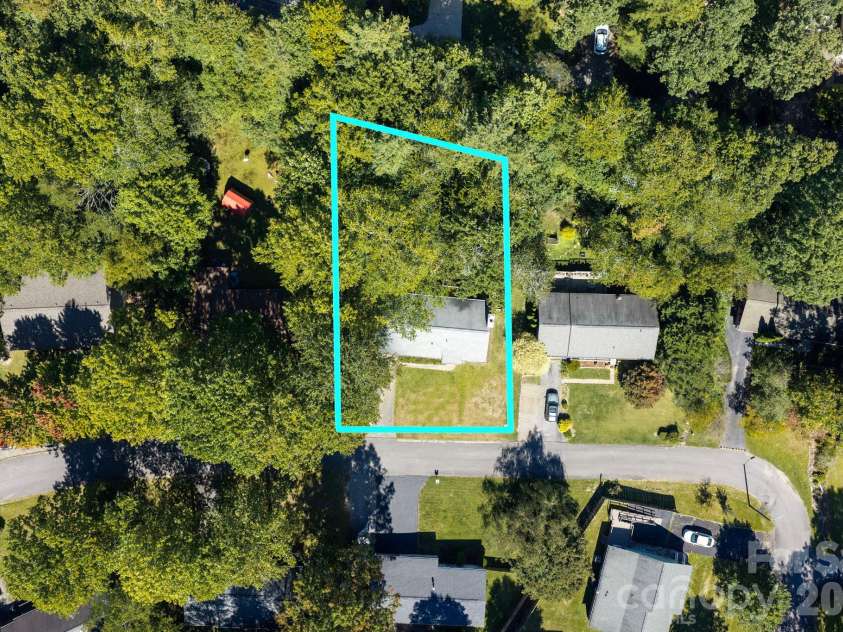 340 Genesis Circle, Black Mountain, NC 28711.  MLS# CAR4429667, YatesRealty ID 54851. Approximate Lot Lines