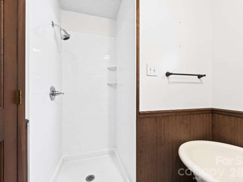 340 Genesis Circle, Black Mountain, NC 28711.  MLS# CAR4429667, YatesRealty ID 54851. Hallway Bathroom with Shower and Soaker Tub