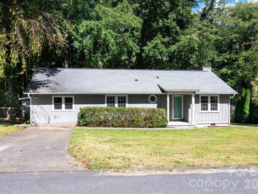 340 Genesis Circle, Black Mountain, NC 28711.  MLS# CAR4429667, YatesRealty ID 54851. Move-in Ready Home in Black Mountain
