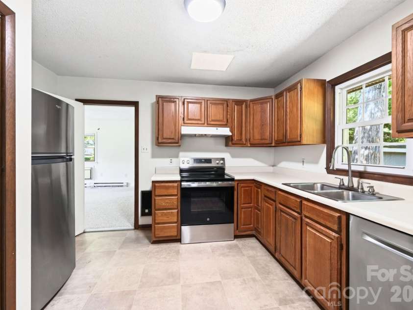 340 Genesis Circle, Black Mountain, NC 28711.  MLS# CAR4429667, YatesRealty ID 54851. Stainless Steel Appliances