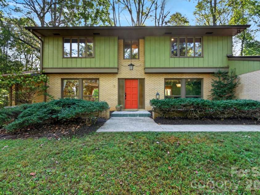 14 Willow Road, Asheville, NC 28804.  MLS# CAR4429269, YatesRealty ID 54853. A spacious 3000+ square foot home.