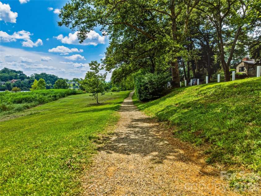 14 Willow Road, Asheville, NC 28804.  MLS# CAR4429269, YatesRealty ID 54853. Beaver Lake walking trails