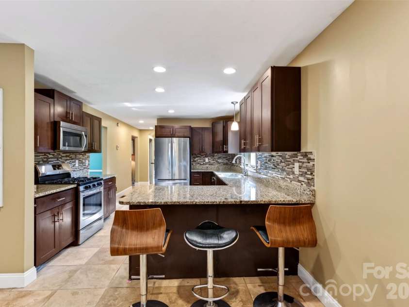 14 Willow Road, Asheville, NC 28804.  MLS# CAR4429269, YatesRealty ID 54853. Breakfast bar