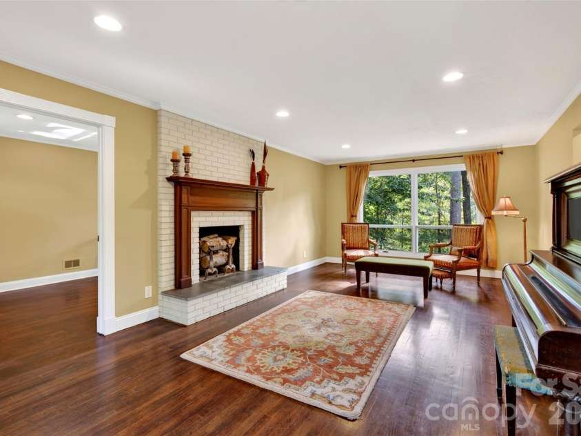 14 Willow Road, Asheville, NC 28804.  MLS# CAR4429269, YatesRealty ID 54853. Grand light filled spaces