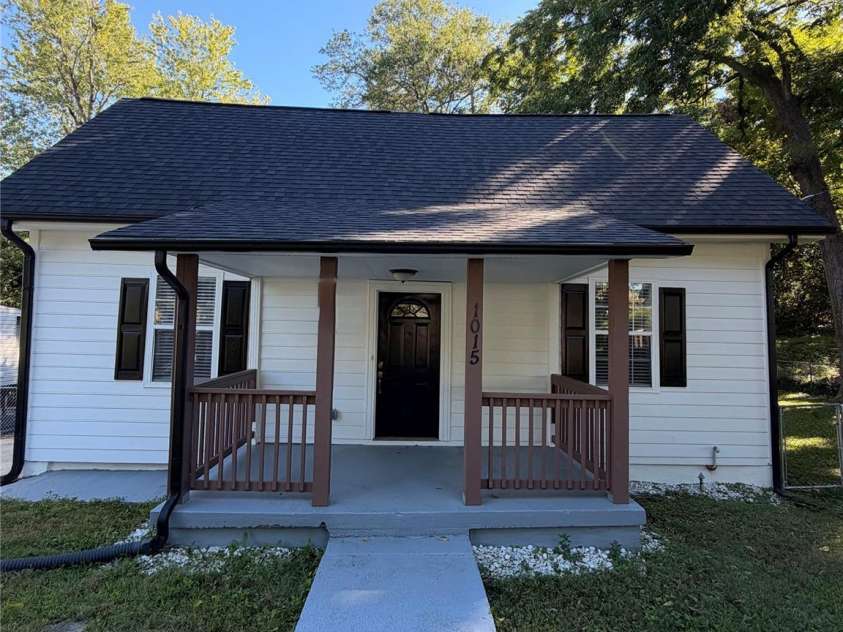 1015 4th Avenue, Gastonia, NC 28052.  MLS# CAR4431617, YatesRealty ID 54858. 