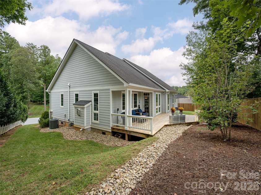8 Broadmoor Drive, Arden, NC 28704.  MLS# CAR4431546, YatesRealty ID 54859. 