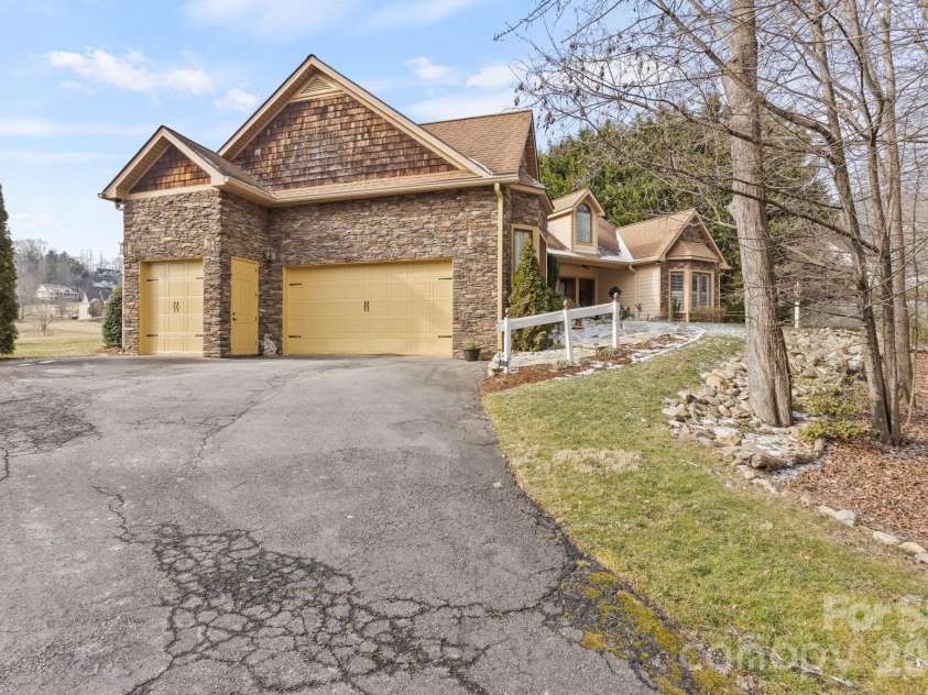 628 Vista Falls Road, Mills River, NC 28759.  MLS# CAR4358678, YatesRealty ID 5486. 