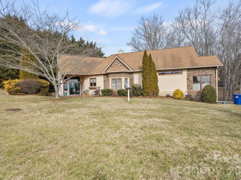 628 Vista Falls Road, Mills River, NC 28759.  MLS# CAR4358678, YatesRealty ID 5486. 