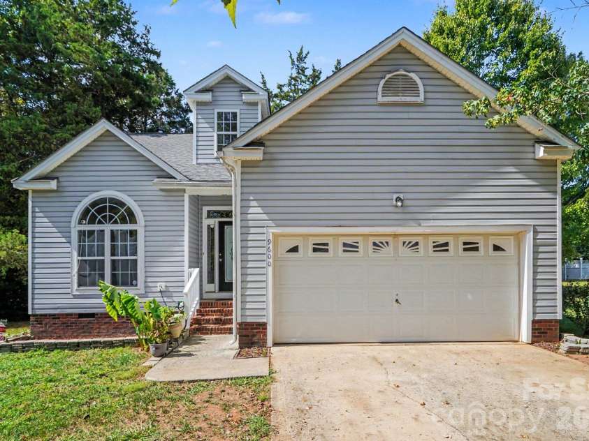 9600 Veronica Drive, Charlotte, NC 28215.  MLS# CAR4428554, YatesRealty ID 54861. 