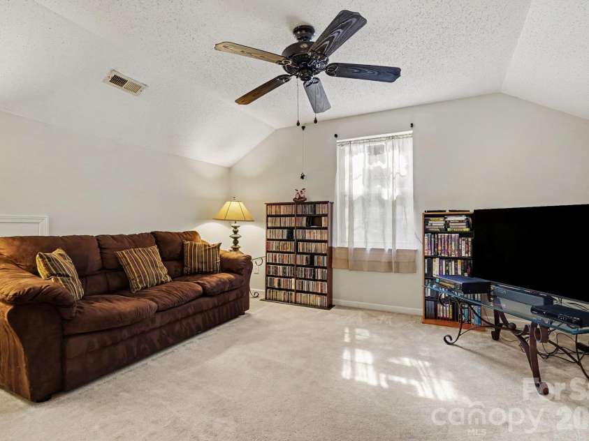 9600 Veronica Drive, Charlotte, NC 28215.  MLS# CAR4428554, YatesRealty ID 54861. 