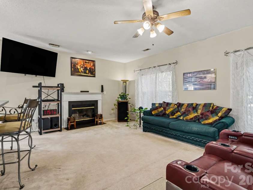 9600 Veronica Drive, Charlotte, NC 28215.  MLS# CAR4428554, YatesRealty ID 54861. 