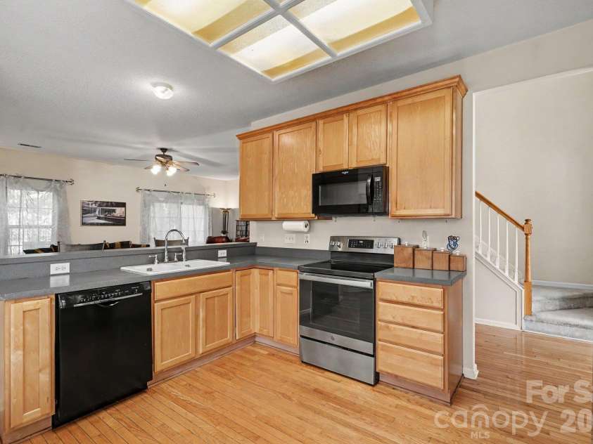 9600 Veronica Drive, Charlotte, NC 28215.  MLS# CAR4428554, YatesRealty ID 54861. 