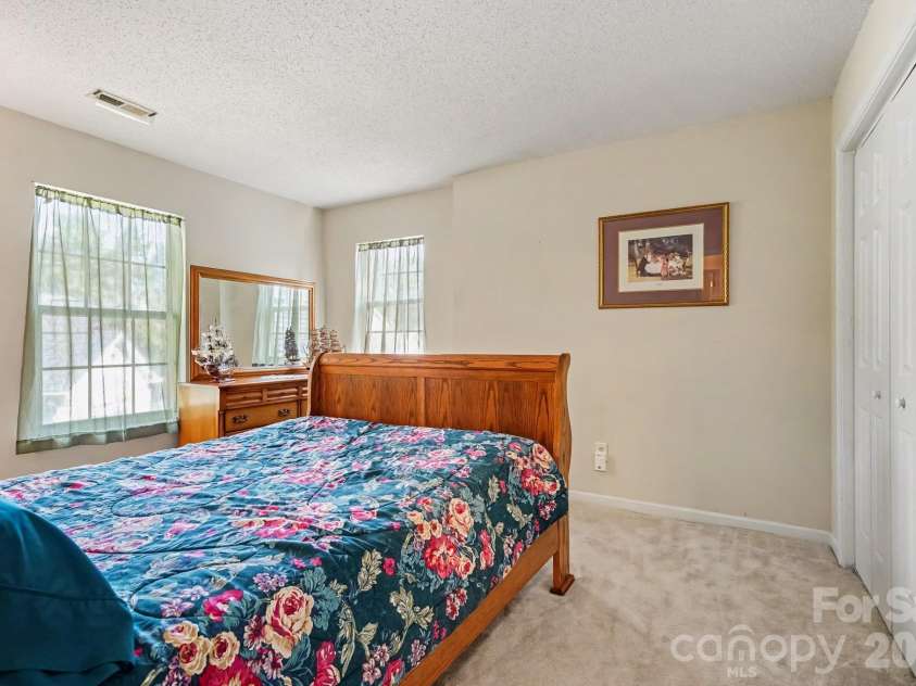 9600 Veronica Drive, Charlotte, NC 28215.  MLS# CAR4428554, YatesRealty ID 54861. 