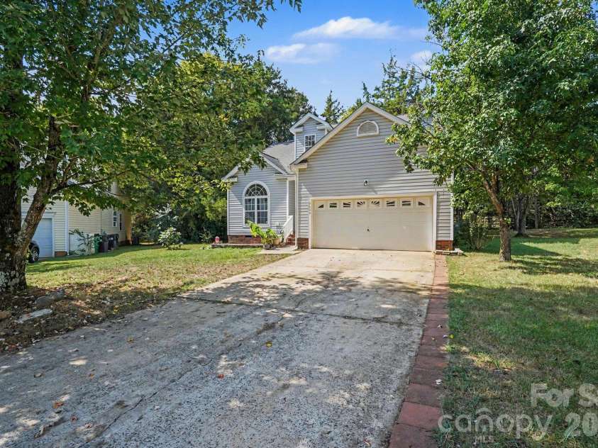 9600 Veronica Drive, Charlotte, NC 28215.  MLS# CAR4428554, YatesRealty ID 54861. 