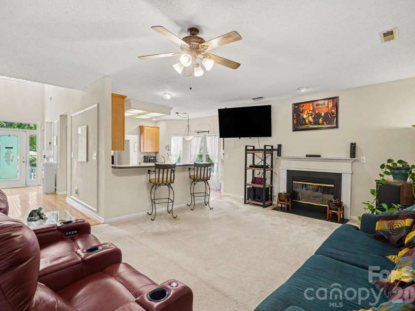 9600 Veronica Drive, Charlotte, NC 28215.  MLS# CAR4428554, YatesRealty ID 54861. 
