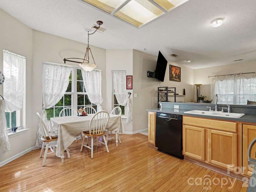 9600 Veronica Drive, Charlotte, NC 28215.  MLS# CAR4428554, YatesRealty ID 54861. 