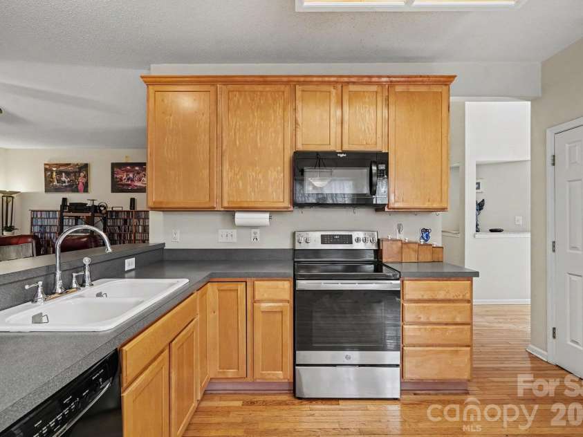 9600 Veronica Drive, Charlotte, NC 28215.  MLS# CAR4428554, YatesRealty ID 54861. 