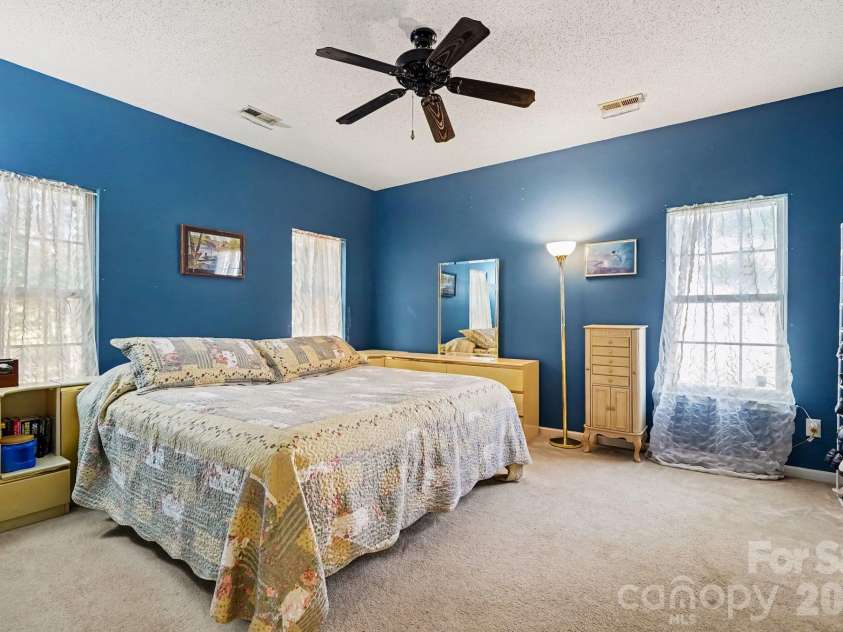 9600 Veronica Drive, Charlotte, NC 28215.  MLS# CAR4428554, YatesRealty ID 54861. 
