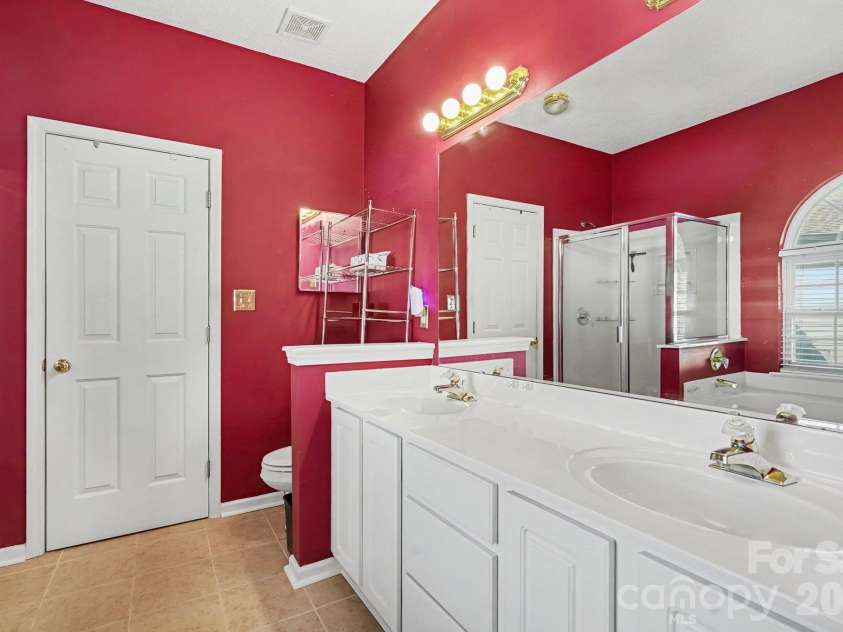 9600 Veronica Drive, Charlotte, NC 28215.  MLS# CAR4428554, YatesRealty ID 54861. 