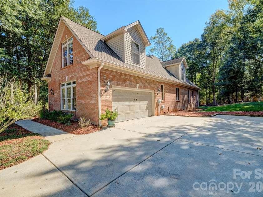 225 Highland Forest Drive, Lake Wylie, SC 29710.  MLS# CAR4429325, YatesRealty ID 54863. 