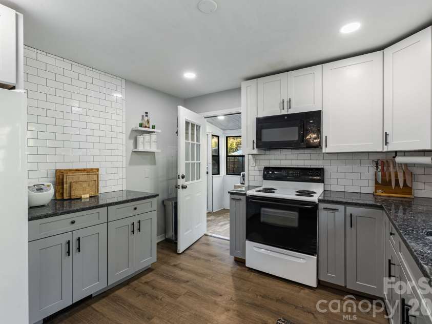 227 Cedar Hill Road, Asheville, NC 28806.  MLS# CAR4430299, YatesRealty ID 54864. 