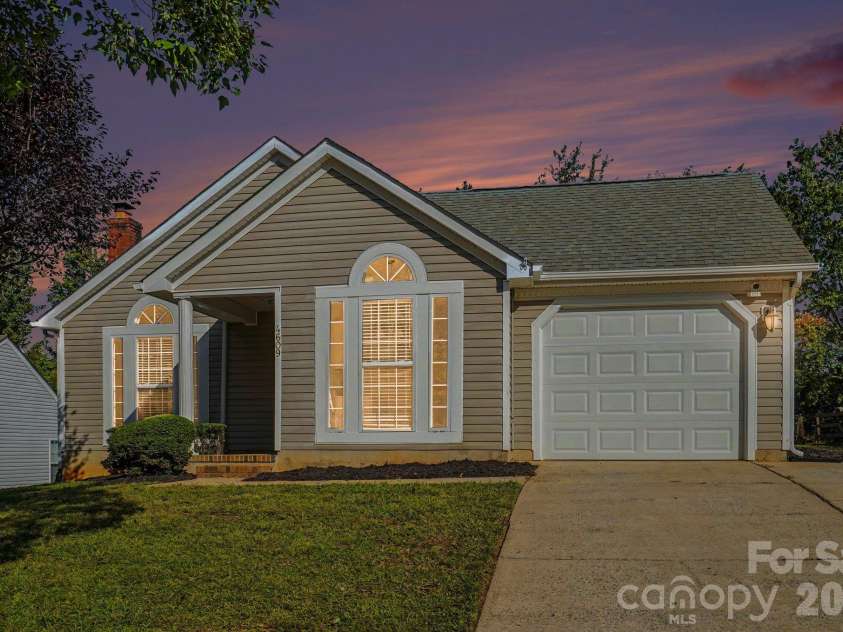 4609 Avalon Forest Lane, Charlotte, NC 28269.  MLS# CAR4430650, YatesRealty ID 54874. 