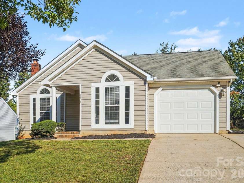 4609 Avalon Forest Lane, Charlotte, NC 28269.  MLS# CAR4430650, YatesRealty ID 54874. 