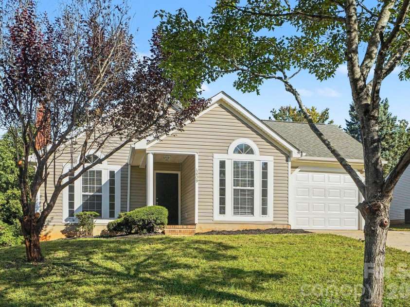 4609 Avalon Forest Lane, Charlotte, NC 28269.  MLS# CAR4430650, YatesRealty ID 54874. 