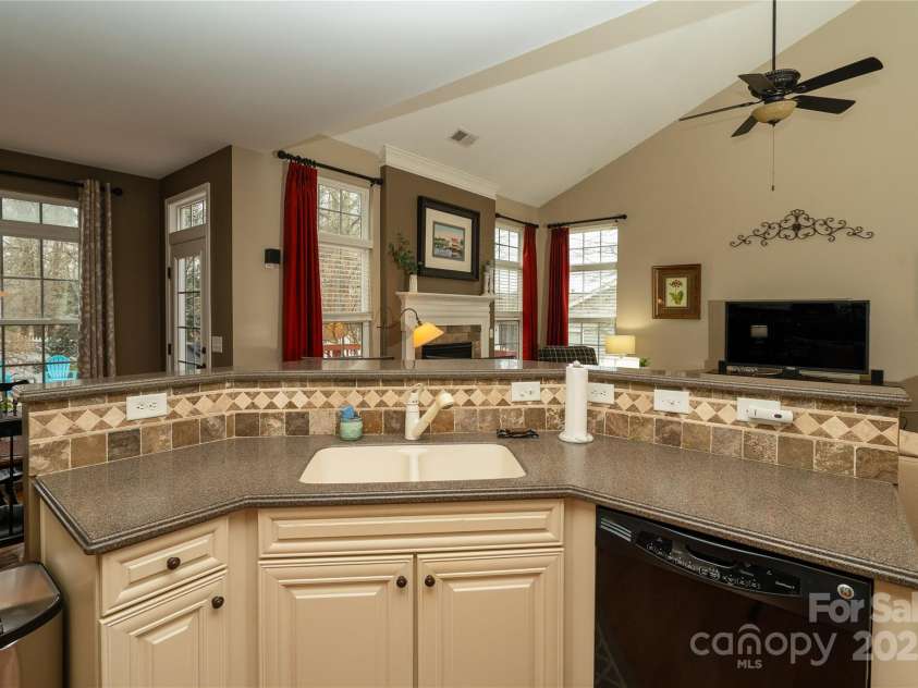 4006 Hickory View Drive, Fort Mill, SC 29707.  MLS# CAR4229187, YatesRealty ID 5488. 