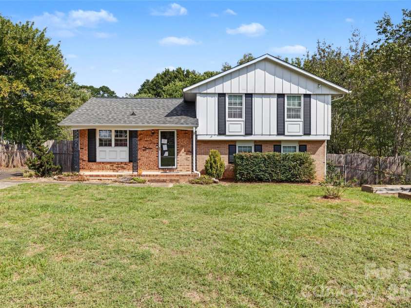 206 King Henry Lane, Gastonia, NC 28056.  MLS# CAR4431460, YatesRealty ID 54883. 