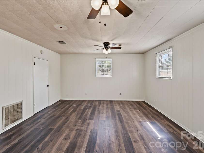 206 King Henry Lane, Gastonia, NC 28056.  MLS# CAR4431460, YatesRealty ID 54883. 