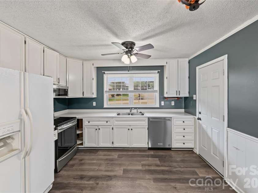 206 King Henry Lane, Gastonia, NC 28056.  MLS# CAR4431460, YatesRealty ID 54883. 