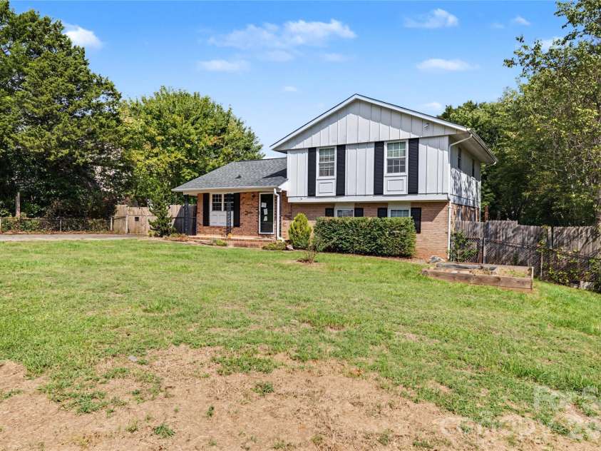 206 King Henry Lane, Gastonia, NC 28056.  MLS# CAR4431460, YatesRealty ID 54883. 