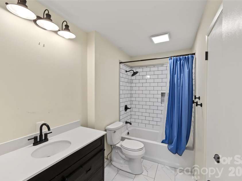 206 King Henry Lane, Gastonia, NC 28056.  MLS# CAR4431460, YatesRealty ID 54883. 