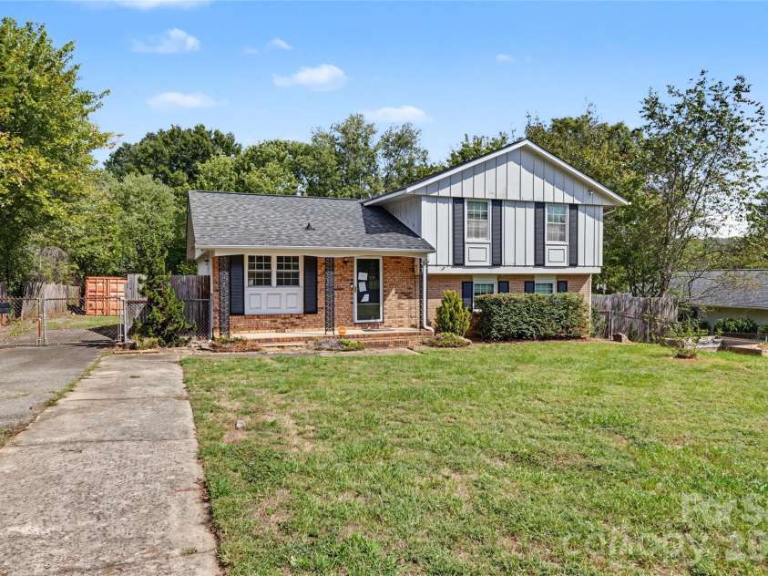 206 King Henry Lane, Gastonia, NC 28056.  MLS# CAR4431460, YatesRealty ID 54883. 